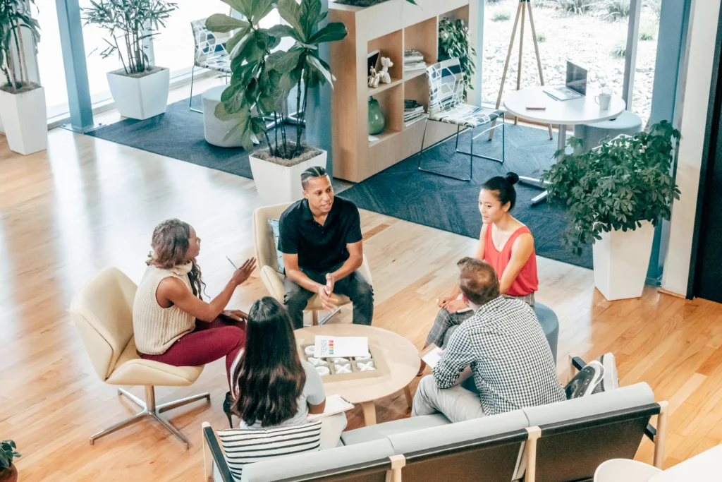 Team arbeitet gemeinsam an einem Datenanalyse-Projekt am Bildschirm